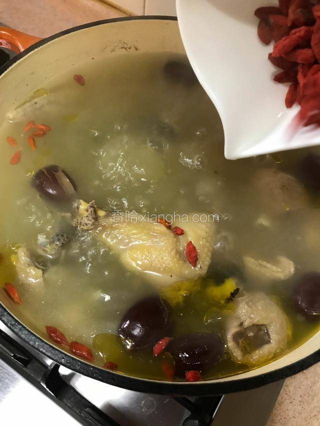 有时间汤可以煨久一些，汤汁更浓，在起锅前10分钟左右下入枸杞继续文火炖