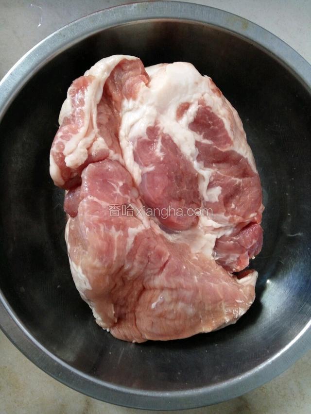 准备好瘦肉，洗干净并切成合适的大小