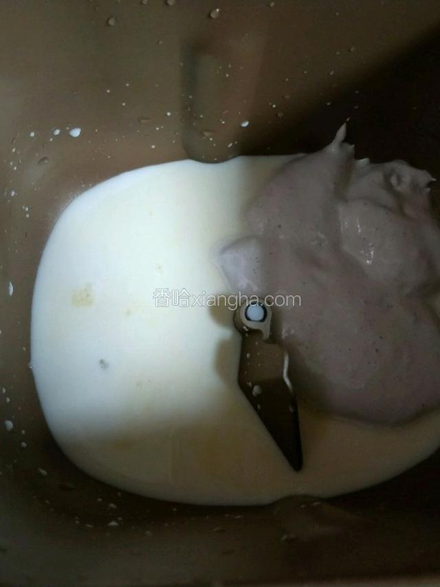 面包机里先放液体，盐和fluff棉花糖对角放。