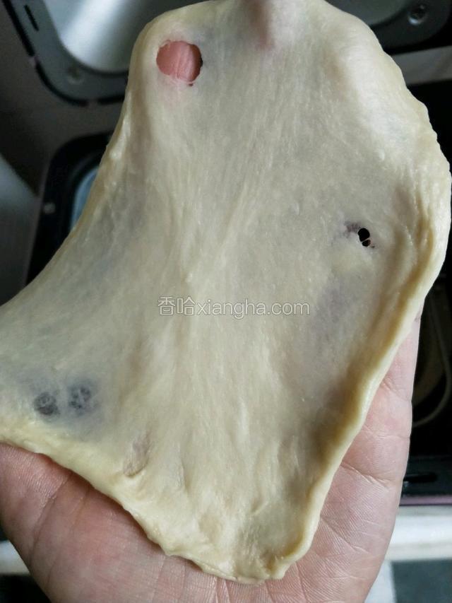 加入黄油，再次启动面包机揉20分钟左右，直至揉出比较结实的手套膜即可。