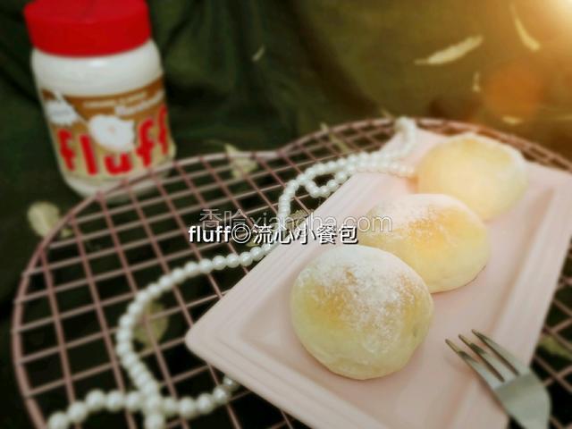 加了fluff的小餐包用直接法也很柔软拉丝，经典的焦糖fluff棉花糖作为馅料包裹在绵软的小餐包里，咬上一口，满嘴的焦糖滋味！趁热吃，小心爆浆哦！