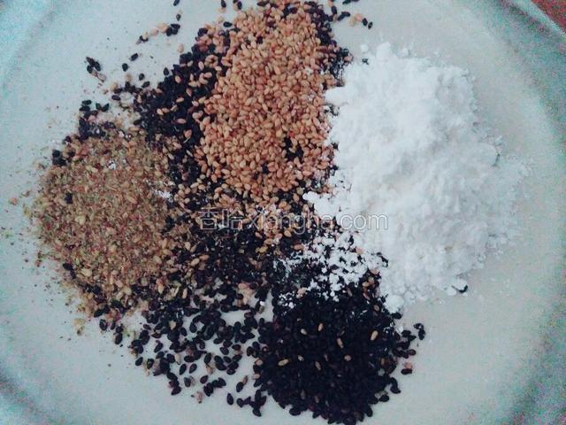 准备黑白芝麻 盐 淀粉 椒盐