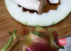 瓜果牛肉粒的做法图解1