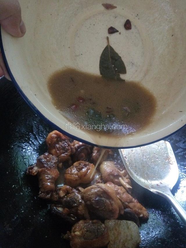 将刚才剩下的汁液全部倒入，再开大火收汁，盛出鸡腿肉备用