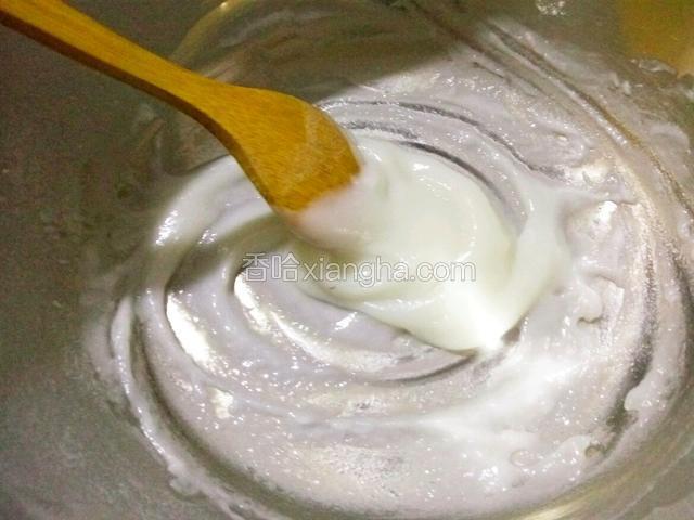 糯米粉和水搅拌均匀 隔水加热 成糊状就可以了
