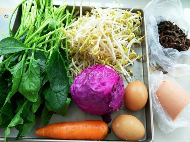 接下来准备拌饭的材料 这个其实也很随意 因为拌饭最初的由来就是各种剩饭 利用家里现成的就行