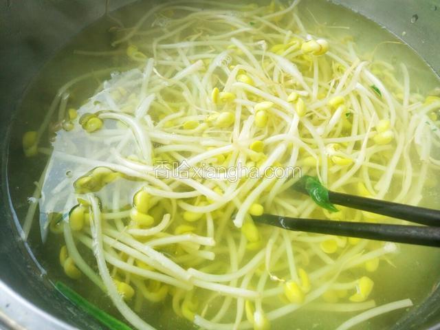 黄豆芽也一样焯一分钟左右