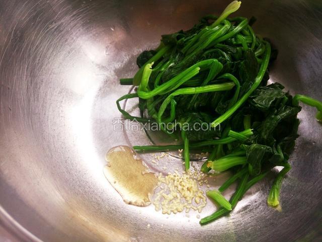 焯水的菠菜捞出 挤干水分 放入香油和鸡精调味 甜辣酱的味道很足 这里就不放盐了