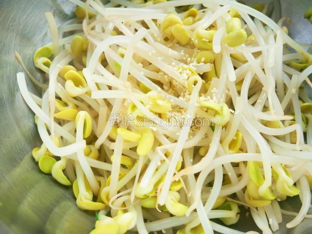 黄豆芽也一样 拌好备用