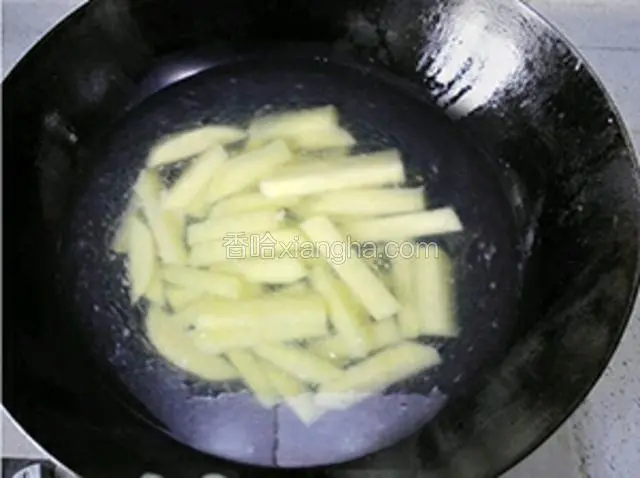 锅中到水煮开，下入土豆条煮两分钟，捞出控掉水分。