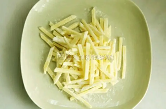 土豆放到盘里，加入淀粉拍均匀。