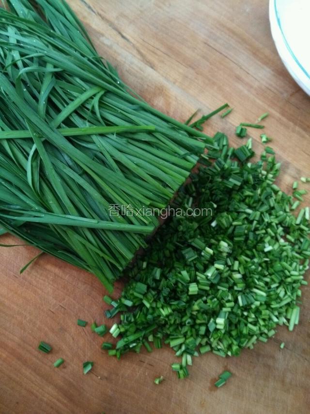 韭菜切碎、用油炒熟
