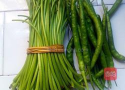 青椒炒红薯杆的做法图解1