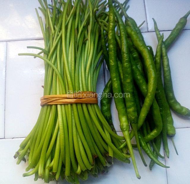 准备食材，鲜红薯杆，鲜青椒