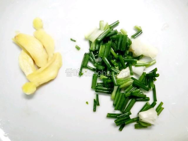 小葱清洗干净、切成葱花、姜去皮清洗干净、切片