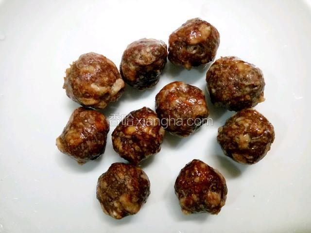 丸子提前拿出来解冻、清洗干净