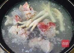 双菇枸杞猪骨炖汤的做法图解4