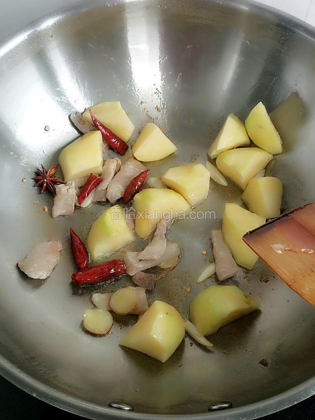 肉片变色后放土豆块！