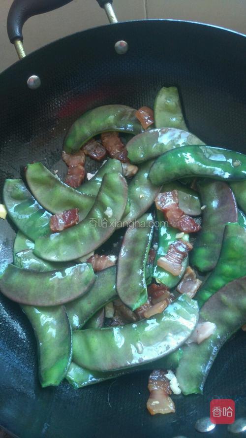 腊肉炒紫扁豆的做法_菜谱_香哈网