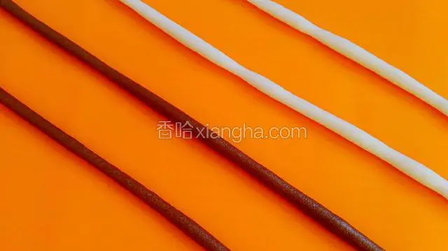 搓成四根粗细一样的长条，白色，可可色各两根。