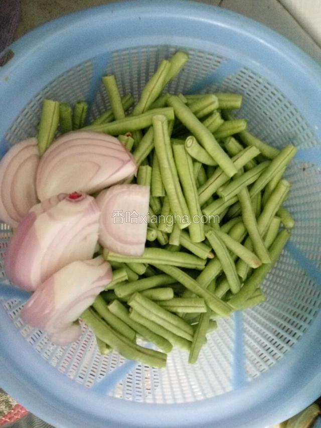 准备好豆角和洋葱
