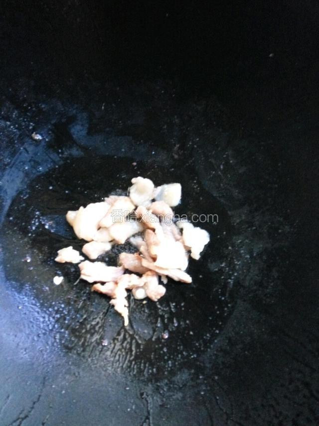 准备好瘦肉，腌制片刻。大火后加入加入瘦肉，并加入适量酱油