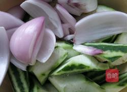 瘦肉洋葱炒丝瓜的做法图解1
