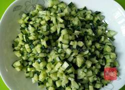 鲜榨黄瓜汁的做法图解2