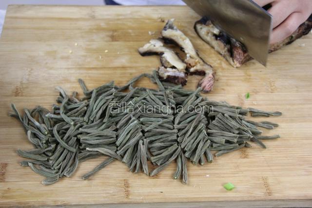 豇豆切段，腊肉切片