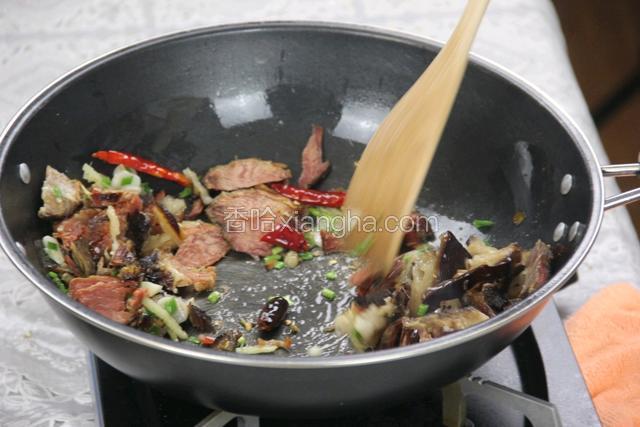 放入腊肉煸炒