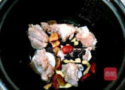 红枣黑豆大骨汤的做法图解5