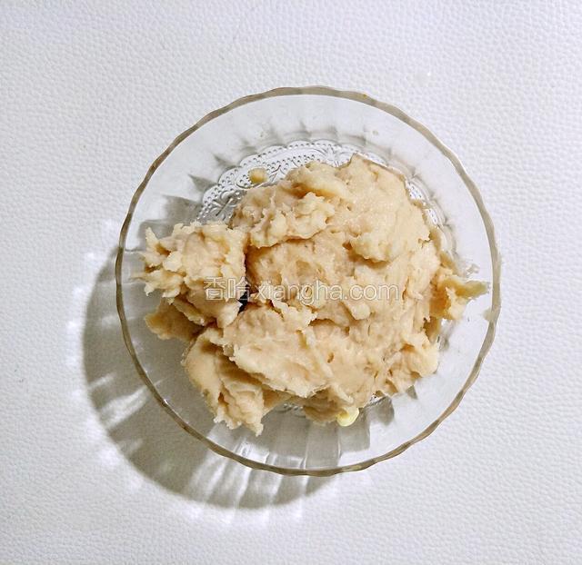 打好的特别细腻的鸡肉泥。