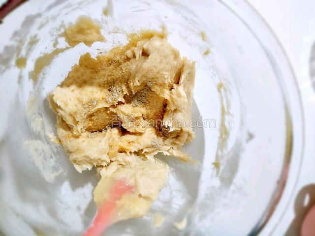 搅拌好的鸡肉泥，如果是一岁以内的宝宝就不用添加盐或佐料，一岁以上的宝宝或大人吃，就可以加入自己喜欢的佐料，使鸡肉肠更美味，更好吃。

(这步可以加入自己宝宝喜欢的辅食材料了，也可以不加，
    搅拌好的鸡肉泥太干的话，口感会很硬，但是如果太稀的话，锡纸卷的时候又不好卷。所以，宝妈们可以参考一下我清单中的比例，掌握一下浓稠度。)
