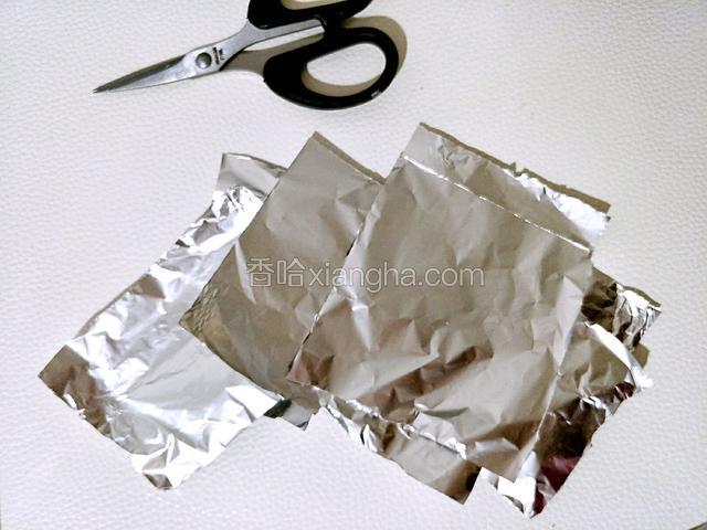 把毛边剪掉，剪成自己喜欢的大小就可以了。
(为了安全，卷鸡肉肠的之前记得把毛边给揪干净，防止包到肠里面)