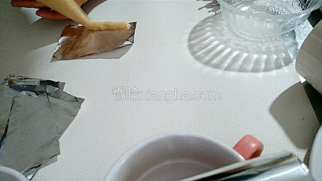 鸡肉挤到锡纸一侧。

放在一侧，等一下卷的时候，比较好操作。