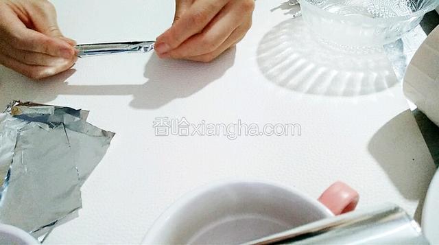 两头旋转至鱼肠紧实。

(不用太纠结能不能让鱼肉更紧致，先用锡纸卷出你喜欢的粗细就可以了。)