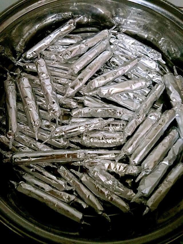 放入蒸锅中，大火蒸20分钟。

(鸡肉肠粗一点蒸的时间稍微长一些，细一点蒸的时间可以稍短一些，宝妈们一定要根据实际情况把握好时间，不确定熟没熟，可以时间差不多的时候，拿出来一根瞧一瞧，打开尝尝，确认下。)