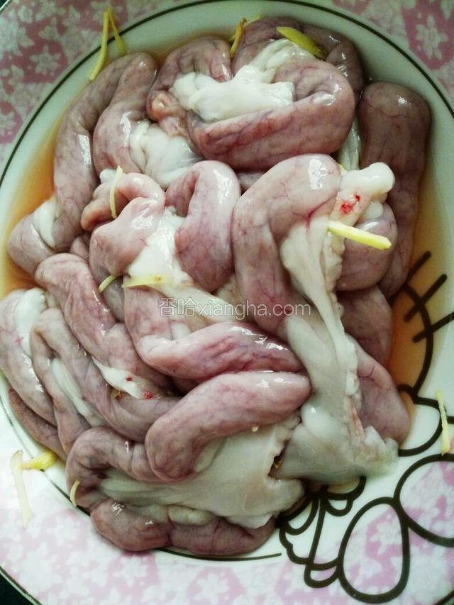 粉肠加姜丝料酒盐腌制。