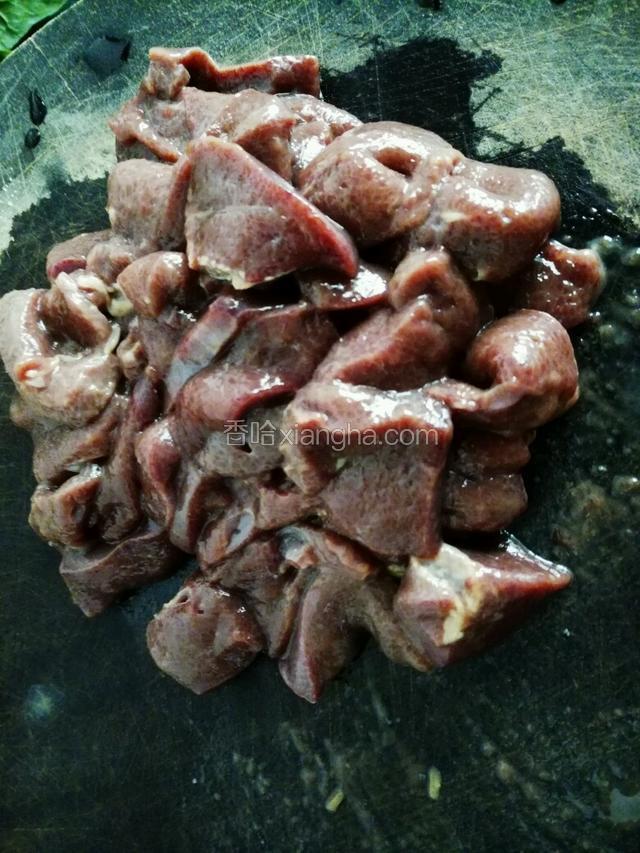 猪肝切片加盐，淀粉腌制。
