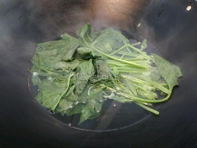 菠菜焯水。