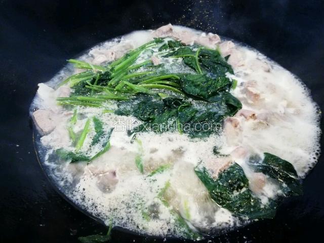 再放入粉肠和菠菜，胡椒粉。