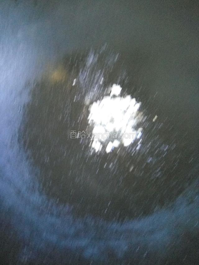 大火加入蒜粒
