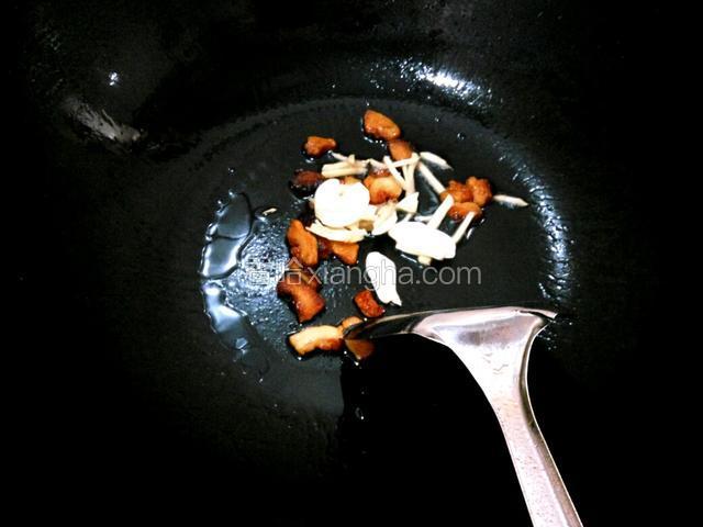把多余的油盛出、留少许油、放姜、蒜、爆香