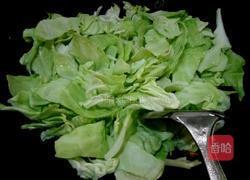 猪油渣炒卷心菜的做法图解6