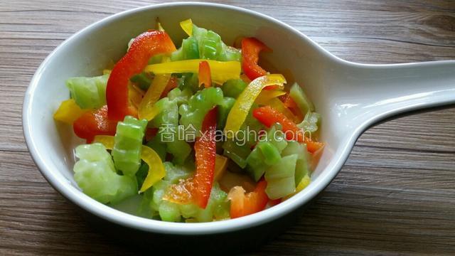 加入盐，香油，搅拌均匀
