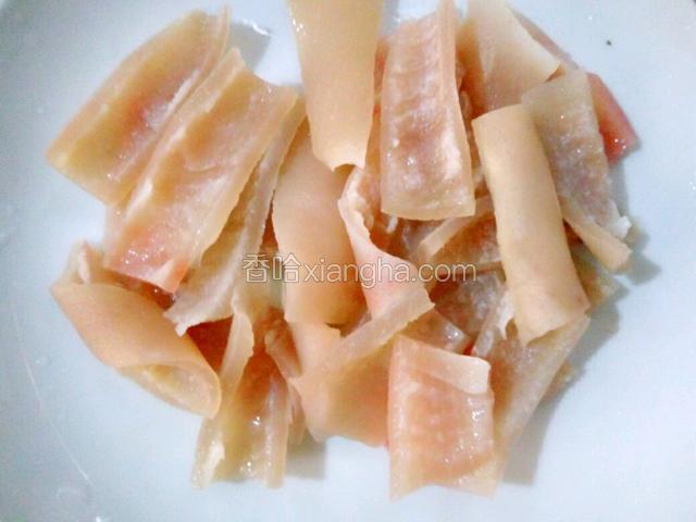 把猪皮上的猪毛刮掉、多余的油脂也要刮掉、清洗干净