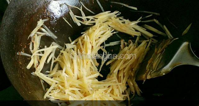 热油下锅煸炒土豆丝