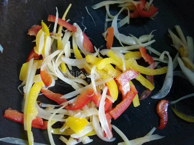 下入洋葱丝，彩椒丝，加盐煸炒