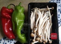 青红椒炒蟹味菇的做法图解1