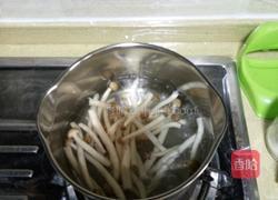 青红椒炒蟹味菇的做法图解4